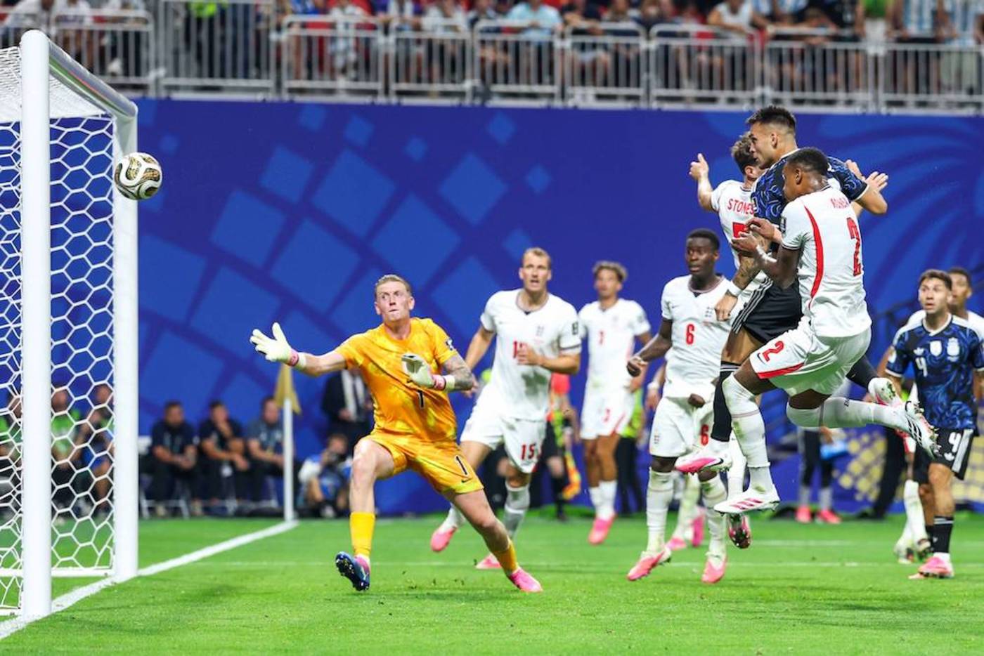 Argentina till VM-final efter sen vändning